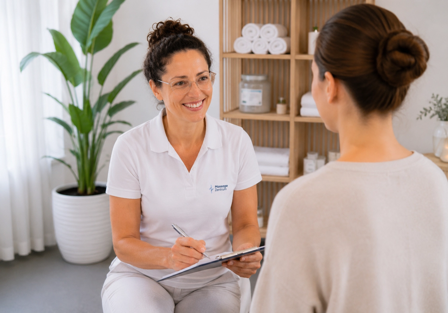 Gezielte therapeutische Massagegriffe während einer Sitzung bei Wallisellen
