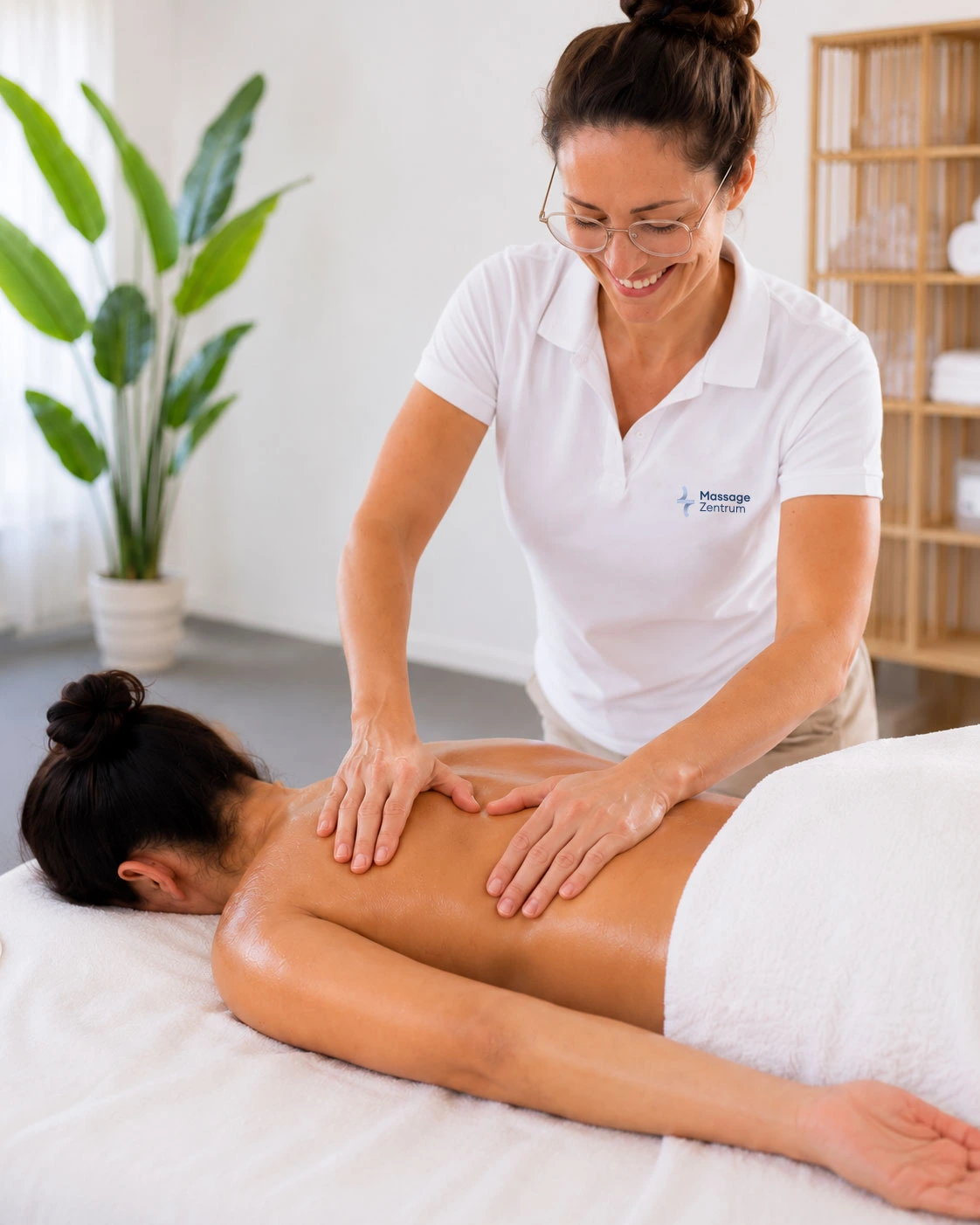 Hände lösen verspannte Rückenmuskulatur während einer therapeutischen Behandlung